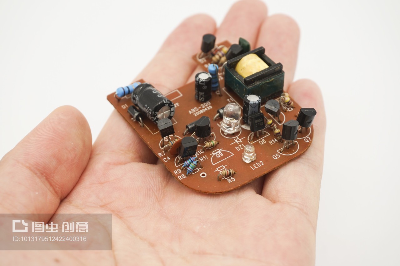 微观世界的精密交响 集成电路板特写